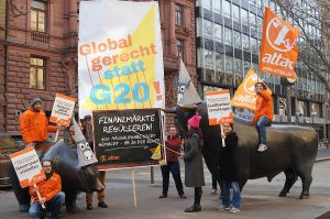 Attac-Aktivisten demonstrieren an der Frankfurter Börse gegen G20.