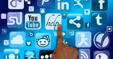 Thementag: Social Media & KI – Mehr Wirkung, weniger Aufwand Hand zeigt auf Website und Social Media Icons