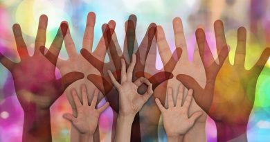 kleine und große Hände vor buntem Hintergrund