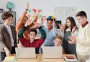 Deutscher Schulpreis 2026: Jetzt bewerben und herausragende Schulqualität sichtbar machen Schulklasse beim Lernen am Laptop