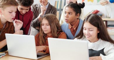 Hidden Movers Award fördert innovative Bildungsprojekte Kinder arbeiten an Laptops