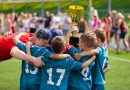 Kinder mit einem Pokal im Sportverein