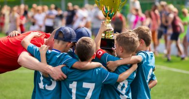 Kinder mit einem Pokal im Sportverein