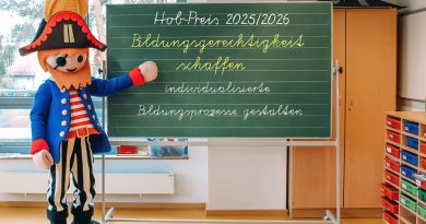 Eine Playmobil-Figur steht an einer Schultafel