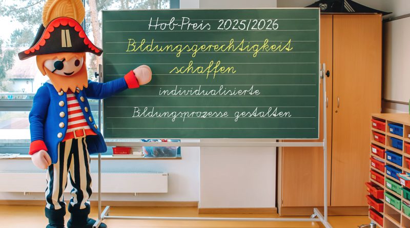 Eine Playmobil-Figur steht an einer Schultafel