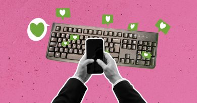 Tastatur mit grünen Herzen und zwei Händen, die ein Smartphone halten