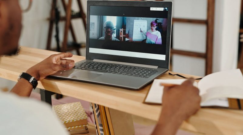 Menschen bei einem Zoom Meeting
