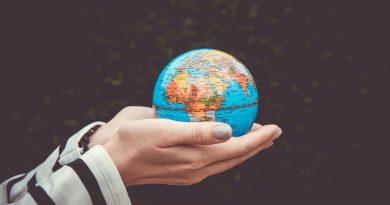 KlimaLab 2026 – Förderprogramm für Gemeinnützige startet Bewerbungsphase zwei Hände halten eine Erdkugel