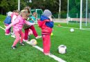 Kinder spielen Fußball