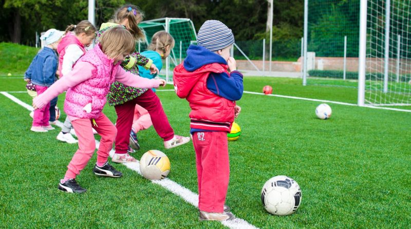 Kinder spielen Fußball