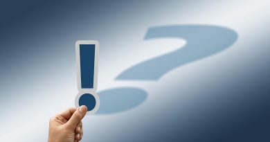 Hand mit Ausrufezeichen