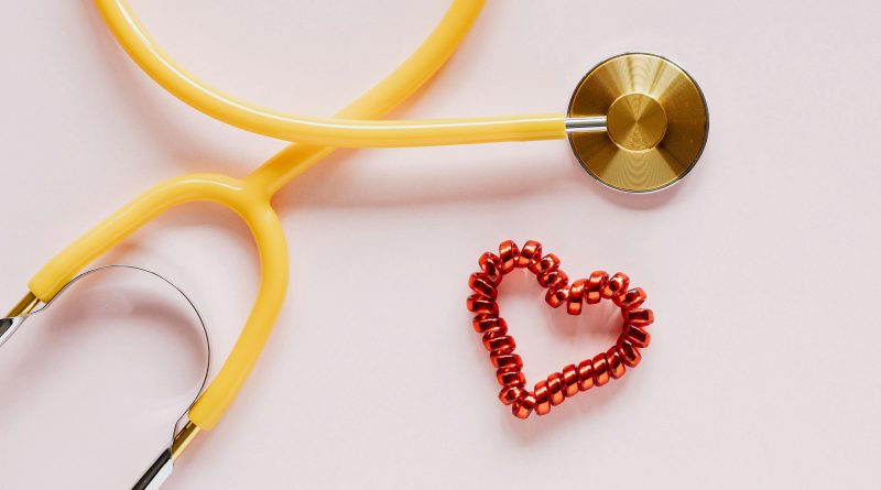 Stethoskop und Plastikherz