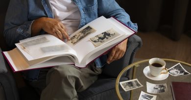 Älterer Mann schaut in ein Fotoalbum. Biographien bestimmen den Wunsch gemeinnützig zu vererben.