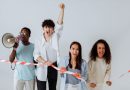 vier junge engagierte Menschen