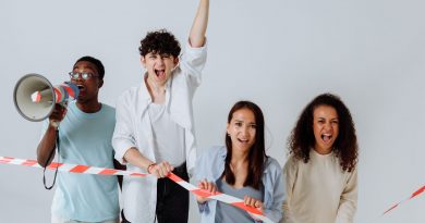 vier junge engagierte Menschen